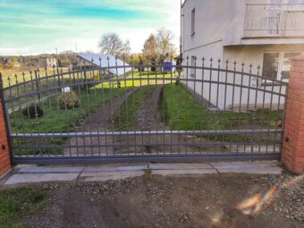 Brama wjazdowa przesuwna ogrodzeniowa kuta z&nbsp;ornamentami BP 022