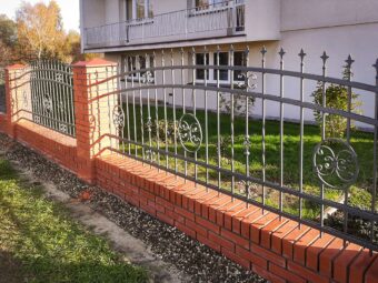 Ogrodzenie kute z&nbsp;ornamentami OK 051