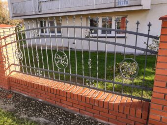Ogrodzenie kute z&nbsp;ornamentami OK 051