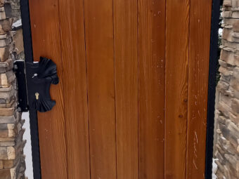 Brama wjazdowa, dwuskrzydłowa, uchylna, kuta z&nbsp;drewnem BU 104