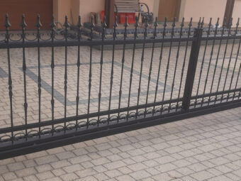 Brama wjazdowa przesuwna ogrodzeniowa kuta z&nbsp;furtką BP 024