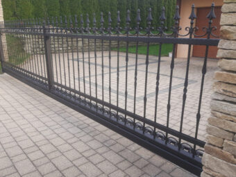 Brama wjazdowa przesuwna ogrodzeniowa kuta z&nbsp;furtką BP 024