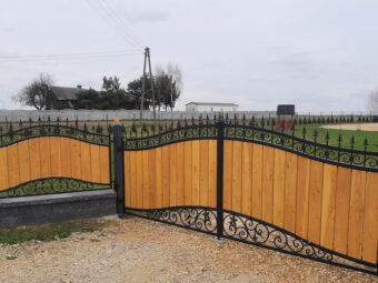 Brama wjazdowa z&nbsp;drewnem, uchylna, kuta BU 107