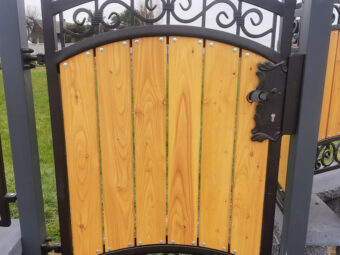 Brama wjazdowa z&nbsp;drewnem, uchylna, kuta BU 107