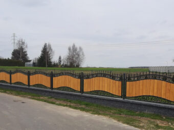 Ogrodzenie kute zdobione z&nbsp;drewnem OK 055
