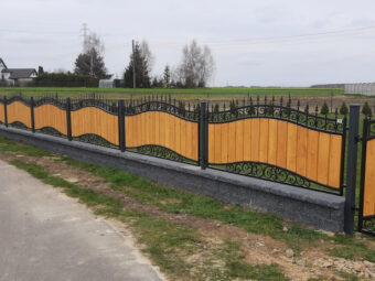 Ogrodzenie kute zdobione z&nbsp;drewnem OK 055