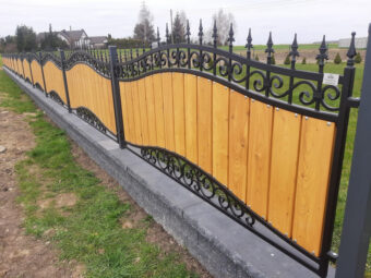 Ogrodzenie kute zdobione z&nbsp;drewnem OK 055