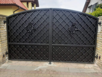 Brama wjazdowa dwuskrzydłowa, uchylna, zdobiona, kuta BU 108