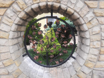 Brama wjazdowa dwuskrzydłowa, uchylna, zdobiona, kuta BU 108