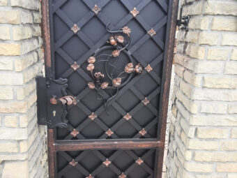 Brama wjazdowa dwuskrzydłowa, uchylna, zdobiona, kuta BU 108