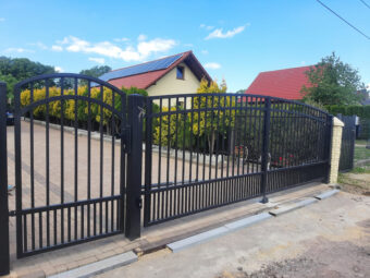 Brama wjazdowa dwuskrzydłowa, uchylna, nowoczesna, kuta BU 109