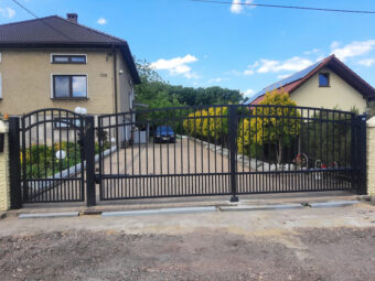 Brama wjazdowa dwuskrzydłowa, uchylna, nowoczesna, kuta BU 109