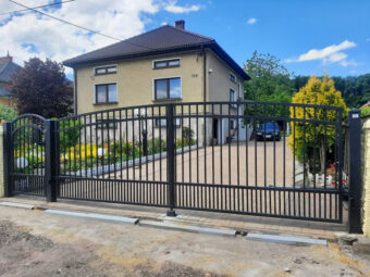 Brama wjazdowa dwuskrzydłowa, uchylna, nowoczesna, kuta BU 109