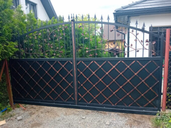 Brama wjazdowa przesuwna ogrodzeniowa kuta z&nbsp;ornamentami BP 025