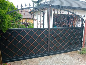 Brama wjazdowa przesuwna ogrodzeniowa kuta z&nbsp;ornamentami BP 025