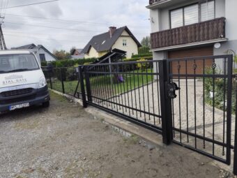 Brama wjazdowa przesuwna ogrodzeniowa kuta z&nbsp;furtką BP 026