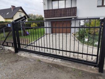 Brama wjazdowa przesuwna ogrodzeniowa kuta z&nbsp;furtką BP 026