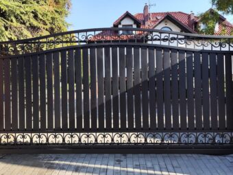Brama wjazdowa przesuwna ogrodzeniowa kuta z&nbsp;furtką BP 027