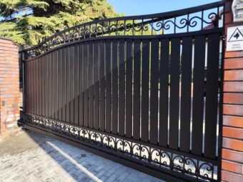 Brama wjazdowa przesuwna ogrodzeniowa kuta z&nbsp;furtką BP 027