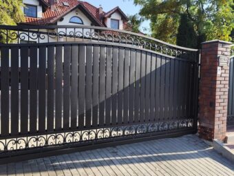 Brama wjazdowa przesuwna ogrodzeniowa kuta z&nbsp;furtką BP 027