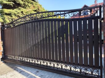 Brama wjazdowa przesuwna ogrodzeniowa kuta z&nbsp;furtką BP 027