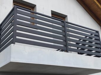 Czarna balustrada zewnętrzna balkonowa nowoczesna BKZ 087