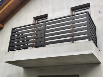 Czarna balustrada zewnętrzna balkonowa nowoczesna BKZ 087