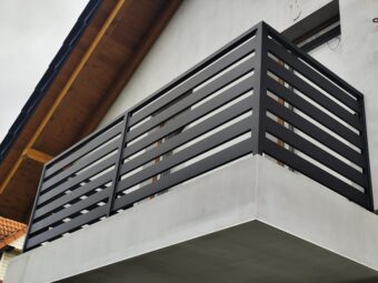 Czarna balustrada zewnętrzna balkonowa nowoczesna BKZ 087