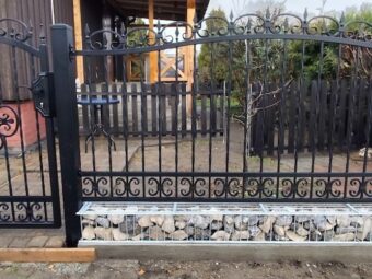 Brama wjazdowa przesuwna ogrodzeniowa kuta czarna z&nbsp;ornamentami BP 028