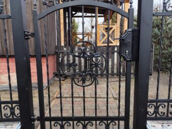 Brama wjazdowa przesuwna ogrodzeniowa kuta czarna z&nbsp;ornamentami BP 028