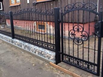 Brama wjazdowa przesuwna ogrodzeniowa kuta czarna z&nbsp;ornamentami BP 028