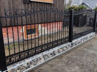 Brama wjazdowa przesuwna ogrodzeniowa kuta czarna z&nbsp;ornamentami BP 028