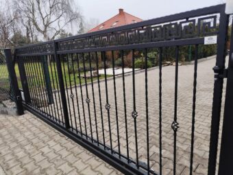 Brama wjazdowa przesuwna z&nbsp;furtką ogrodzeniowa kuta ozdobna czarna BP 029