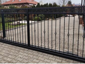 Brama wjazdowa przesuwna z&nbsp;furtką ogrodzeniowa kuta ozdobna czarna BP 029