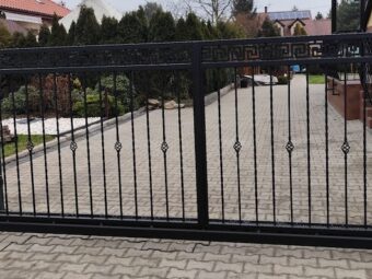 Brama wjazdowa przesuwna z&nbsp;furtką ogrodzeniowa kuta ozdobna czarna BP 029