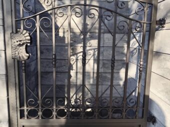 Brama wjazdowa przesuwna ogrodzeniowa kuta czarna z&nbsp;ozdobami BP 030