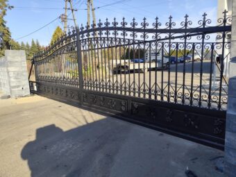 Brama wjazdowa przesuwna ogrodzeniowa kuta czarna z&nbsp;ozdobami BP 030