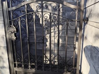 Brama wjazdowa przesuwna ogrodzeniowa kuta czarna z&nbsp;ozdobami BP 030