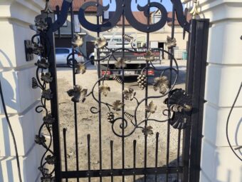 Ogrodzenie kute czarne z&nbsp;ozdobnymi ornamentami OK 062