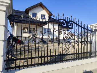 Ogrodzenie kute czarne z&nbsp;ozdobnymi ornamentami OK 062