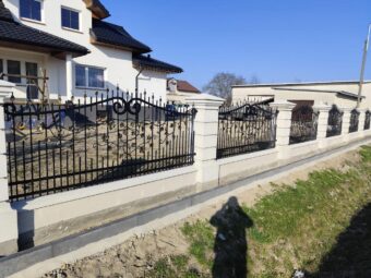 Ogrodzenie kute czarne z&nbsp;ozdobnymi ornamentami OK 062