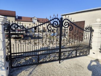 Ogrodzenie kute czarne z&nbsp;ozdobnymi ornamentami OK 062