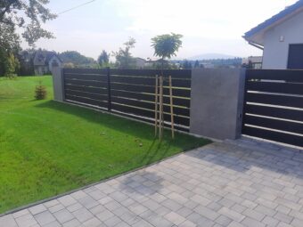 Brama wjazdowa przesuwna ogrodzeniowa kuta czarna nowoczesna, z&nbsp;furtką BP 031