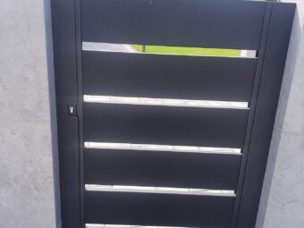 Brama wjazdowa przesuwna ogrodzeniowa kuta czarna nowoczesna, z&nbsp;furtką BP 031