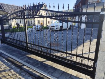 Brama wjazdowa przesuwna z&nbsp;furtką ogrodzeniowa czarna matowa BP 033