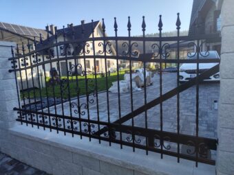 Brama wjazdowa przesuwna z&nbsp;furtką ogrodzeniowa czarna matowa BP 033