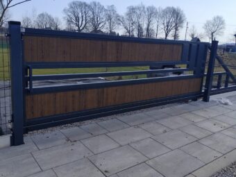 Brama przesuwna nowoczesna z&nbsp;deską kompozytową BP 035