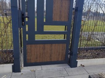 Brama przesuwna nowoczesna z&nbsp;deską kompozytową BP 035