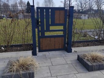 Brama przesuwna nowoczesna z&nbsp;deską kompozytową BP 035